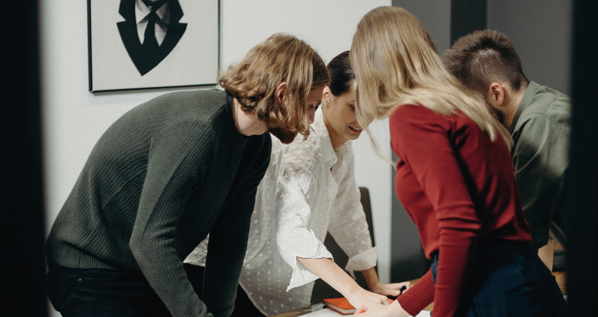 photo personne discutant autour d'une table
